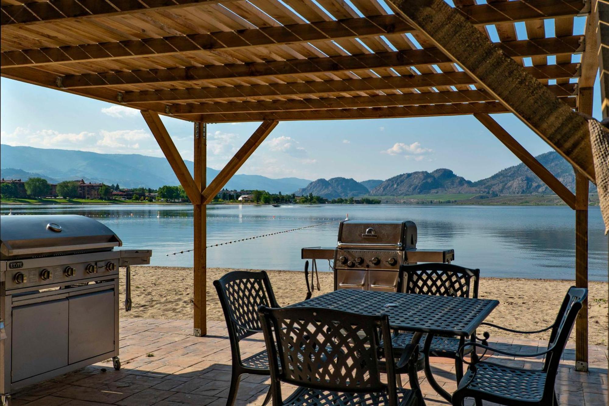 Coast Osoyoos Beach Hotel Exterior photo